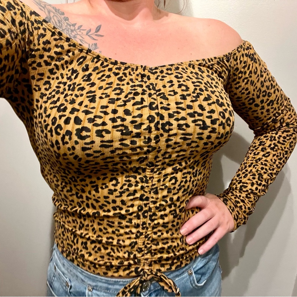 Rue 21 Leopard Off Shoulder Long Sleeve Tee w/ Drawstring Ruche Tie Front Size M